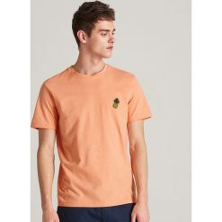 T-shirt z minimalistycznym haftem - Różowy. Różowe t-shirty męskie Reserved, xl, z haftami, bez kołnierzyka. Za 49,99 zł.