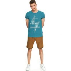 T-shirt z nadrukiem. Zielone t-shirty męskie Top Secret, na zimę, xxl, z nadrukiem, z bawełny, z kontrastowym kołnierzykiem, krótkie. W wyprzedaży za 14,99 zł.