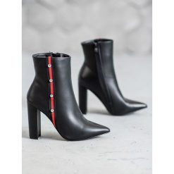 WYSOKIE BOTKI Z OZDOBNYM PASKIEM. Botki damskie SEASTAR, ze skóry ekologicznej, na wysokim obcasie, bez zapięcia. Za 133,90 zł.