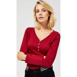 Bluzka z guzikami przy dekolcie. Czerwone bluzki damskie Moodo, l, z elastanu. Za 29,99 zł.