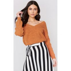 Swetry klasyczne damskie: NA-KD Trend Sweter z dekoltem V – Orange