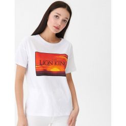 Koszulka The Lion King - Biały. Białe koszulki damskie House, xl, bez wzorów, bez kołnierzyka, bez rękawów. W wyprzedaży za 29,99 zł.