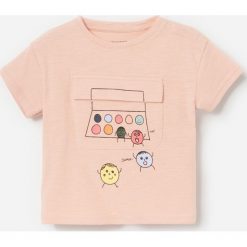 T-shirt z nadrukiem i kieszonką - Pomarańczowy. Pomarańczowe t-shirty męskie Reserved, m, z nadrukiem, bez kołnierzyka. W wyprzedaży za 19,99 zł.