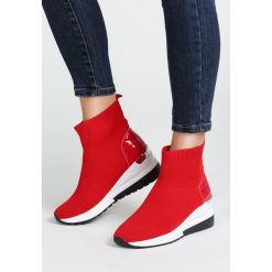 Czerwone Sneakersy Woodard. Czerwone koturny damskie Renee, bez obcasa, na koturnie, bez zapięcia. Za 99,99 zł.