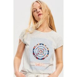 Bawełniany t-shirt z nadrukiem - Jasny szar. Szare t-shirty damskie marki Reserved, s, z nadrukiem, z bawełny, bez kołnierzyka. Za 29,99 zł.