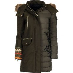 Desigual płaszcz damski Monica 36, zielony. Zielone kurtki damskie Desigual, bez wzorów, eleganckie, bez kaptura. W wyprzedaży za 669,00 zł.