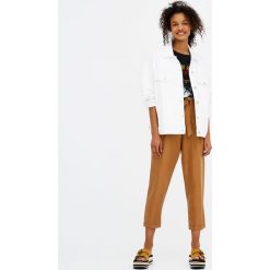 Kolorowa kurtka jeansowa. Białe kurtki damskie Pull&Bear, bez wzorów, z jeansu, bez kaptura. Za 119,00 zł.