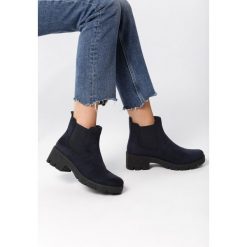Ciemnoniebieskie Botki Swiss Stone Pine. Zielone botki damskie Born2be, na jesień, za kostkę, bez obcasa, na płaskiej podeszwie, bez zapięcia. Za 99,99 zł.