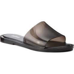 Klapki MELISSA - Soul Ad 32343 Black 07624. Czarne klapki damskie Melissa, bez wzorów, z tworzywa sztucznego, bez obcasa, na obcasie. W wyprzedaży za 179,00 zł.