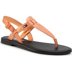 Sandały TOMMY JEANS - Color Block Basic Thong Sandal EN0EN00908 Melon Orange SC1. Pomarańczowe klapki damskie Tommy Jeans, bez wzorów, z jeansu, bez obcasa, na obcasie. W wyprzedaży za 189,00 zł.