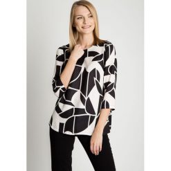 Prosta tunika z kieszeniami BIALCON. Czarne bluzki damskie BIALCON, na co dzień, bez wzorów, eleganckie, bez kołnierzyka, bez rękawów. W wyprzedaży za 125,00 zł.