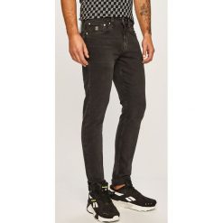 Calvin Klein Jeans - Jeansy CK50. Szare jeansy męskie Calvin Klein Jeans, z aplikacjami. W wyprzedaży za 359,90 zł.