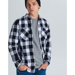Koszula w kratę - Czarny. Czarne koszule męskie Cropp, s, bez wzorów, bez kołnierzyka, bez rękawów. W wyprzedaży za 39,99 zł.