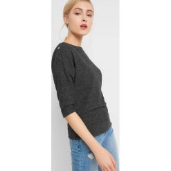 Sweter z guzikami na ramionach. Szare koszulki damskie Orsay, s, bez wzorów, z elastanu, bez kołnierzyka. W wyprzedaży za 50,00 zł.