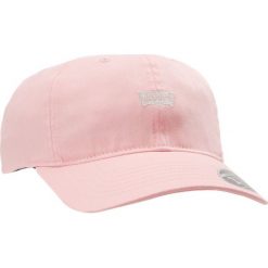 Czapki damskie: Levi’s® MINI BATWING DAD HAT (SELF CLOSURE) Czapka z daszkiem light pink