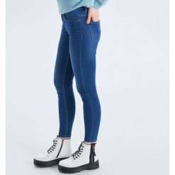 Jeansy skinny - Niebieski. Niebieskie jeansy damskie marki Cropp, bez wzorów, z jeansu. Za 89,99 zł.