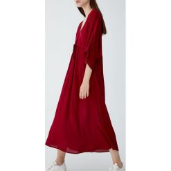 Sukienka midi z dekoltem w serek. Czerwone sukienki damskie Pull&Bear, bez wzorów, z dekoltem w serek, bez rękawów, midi. Za 96,90 zł.