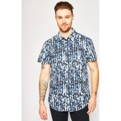 Koszula Guess Sunset M0GH56 WCTJ0. Niebieskie koszule męskie Guess, m, z aplikacjami, z bawełny, casualowe, bez kołnierzyka, bez rękawów. W wyprzedaży za 249,00 zł.