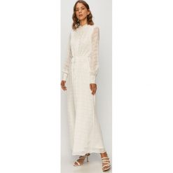 Vero Moda - Sukienka. Białe sukienki damskie Vero Moda, na co dzień, s, bez wzorów, z poliesteru, casualowe, ze stójką, z długim rękawem, długie, maxi, proste. W wyprzedaży za 199,90 zł.