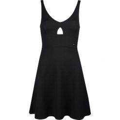 Guess Sukienka. Sukienki damskie Guess, z aplikacjami, z tkaniny, bez kołnierzyka, bez rękawów, dopasowane. Za 239,00 zł.
