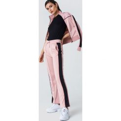 NA-KD Spodnie sportowe z rozcięciem - Pink. Różowe spodnie sportowe damskie marki NA-KD, z poliesteru. Za 161,95 zł.