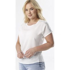 Biała Bluzka Kylena. Białe bluzki damskie Born2be, xl, bez wzorów, bez kołnierzyka, bez rękawów. W wyprzedaży za 44,99 zł.