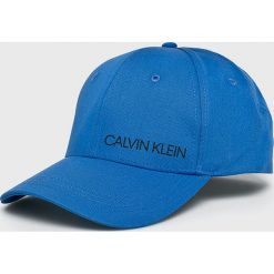 Calvin Klein Jeans - Czapka. Niebieskie czapki męskie Calvin Klein Jeans, bez wzorów, z bawełny. W wyprzedaży za 69,90 zł.