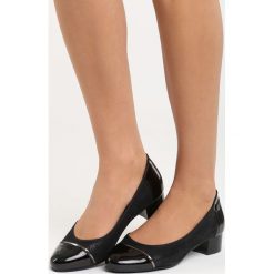 Czarne Czółenka Ceiler. Czarne buty ślubne damskie marki Born2be, ze skóry, z okrągłym noskiem, na niskim obcasie, na słupku. Za 79,99 zł.