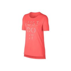 Koszulka krótki rękaw Gym & Pilates JUST DO IT damska. Czerwone bluzki sportowe damskie marki Nike, l, z materiału. W wyprzedaży za 64,99 zł.