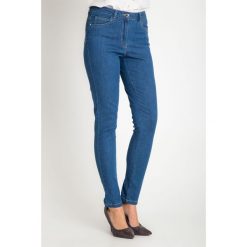 Niebieskie spodnie jeansy z regularnym stanem QUIOSQUE. Niebieskie jeansy damskie marki QUIOSQUE, w paski, z jeansu. W wyprzedaży za 79,99 zł.
