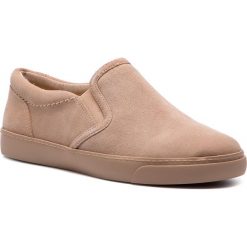 Tenisówki CLARKS - Glove Puppet 261392914 Blush Suede. Brązowe półbuty damskie Clarks, bez wzorów, z zamszu, bez obcasa, na płaskiej podeszwie, bez zapięcia. W wyprzedaży za 179,00 zł.