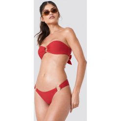 J&K Swim X NA-KD Dół bikini z okrągłym detalem - Red. Czerwone bikini J&K Swim x NA-KD. W wyprzedaży za 26,48 zł.