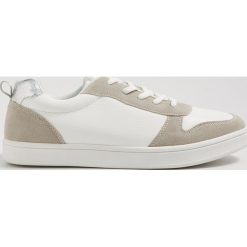 Sportowe buty z błyszczącą wstawką - Biały. Białe buty sportowe damskie Sinsay, bez wzorów, sportowe. W wyprzedaży za 49,99 zł.