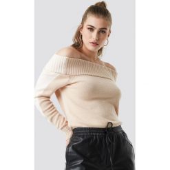 Linn Ahlborg x NA-KD Sweter z odkrytymi ramionami - Beige. Brązowe swetry damskie Linn Ahlborg x NA-KD, bez wzorów, z dzianiny, z długim rękawem, długie, bez kaptura. Za 161,95 zł.