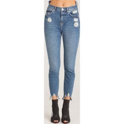 JEANSY TAYLOR SKINNY FIT PINKO. Niebieskie jeansy damskie Pinko, z haftami, z elastanu, z podwyższonym stanem. Za 787,50 zł.