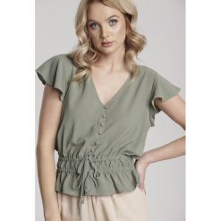 Ciemnozielona Bluzka Cheneciane. Zielone bluzki damskie Renee, xl, bez wzorów, z falbankami, z krótkim rękawem. Za 69,99 zł.