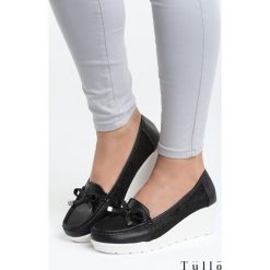 Czarne Koturny All Over Me. Czarne buty ślubne damskie marki Born2be, z materiału, na wysokim obcasie, na koturnie. Za 89,99 zł.