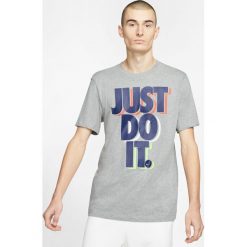 Nike Koszulka Szary. Szare podkoszulki męskie Nike, l, z haftami, bez kołnierzyka, z krótkim rękawem, krótkie. Za 85,95 zł.