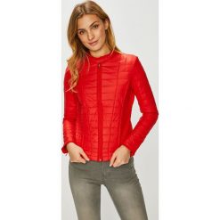 Guess Jeans - Kurtka. Niebieskie kurtki damskie marki Guess Jeans, s, z aplikacjami, z elastanu, krótkie, bez kaptura. Za 699,90 zł.