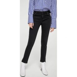 Mango - Jeansy Slim1. Czarne jeansy damskie Mango, z aplikacjami, z elastanu. W wyprzedaży za 69,90 zł.