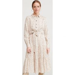 Wzorzysta sukienka - Kremowy. Białe sukienki damskie Reserved, bez wzorów, bez kołnierzyka, bez rękawów. Za 139,99 zł.