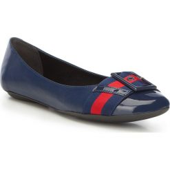 Buty damskie. Niebieskie baleriny damskie Wittchen, bez wzorów, ze skóry, klasyczne, bez obcasa. W wyprzedaży za 279,90 zł.