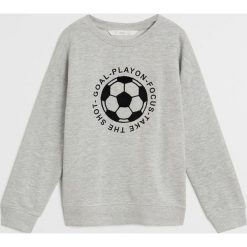 Mango Kids - Bluza dziecięca Player 110-164 cm. Szare bluzy chłopięce Mango Kids, z aplikacjami, z bawełny, bez rękawów, bez kaptura. Za 59,99 zł.