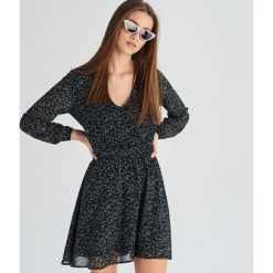 Kopertowa sukienka w kwiaty - Wielobarwn. Szare sukienki damskie Sinsay, s, w kwiaty, bez kołnierzyka, bez rękawów, kopertowe. Za 59,99 zł.