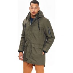 KURTKA MĘSKA TYPU PARKA Z EFEKTEM PASTOWANIA. Brązowe kurtki męskie Top Secret, na zimę, xxl, z napisami, eleganckie, z kapturem. W wyprzedaży za 149,99 zł.