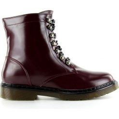 Czerwone Botki martensiaki DD32 Red. Czerwone botki damskie ButyModne, klasyczne, bez obcasa, na sznurówki. W wyprzedaży za 148,26 zł.