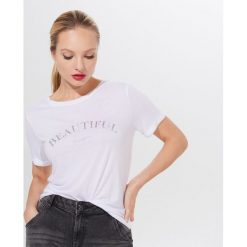 Koszulka z bawełną i napisem - Biały. Białe bluzki damskie Mohito, xs, z napisami, z bawełny, bez kołnierzyka, bez rękawów. W wyprzedaży za 19,99 zł.