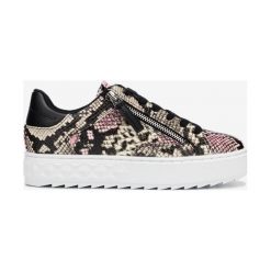 Guess Figgi Tenisówki Szary. Szare trampki i tenisówki damskie Guess, z aplikacjami, z materiału, bez zapięcia. Za 505,95 zł.