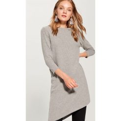 Sweter z asymetrycznym dołem - Jasny szar. Szare bez kategorii marki Mohito, s, z asymetrycznym kołnierzem. W wyprzedaży za 59,99 zł.