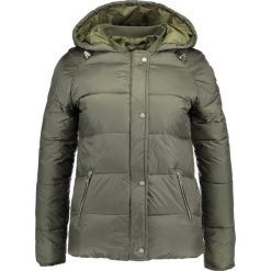 Scotch & Soda Kurtka przejściowa army. Zielone kurtki damskie Scotch & Soda, s, bez wzorów, z nylonu. W wyprzedaży za 479,40 zł.